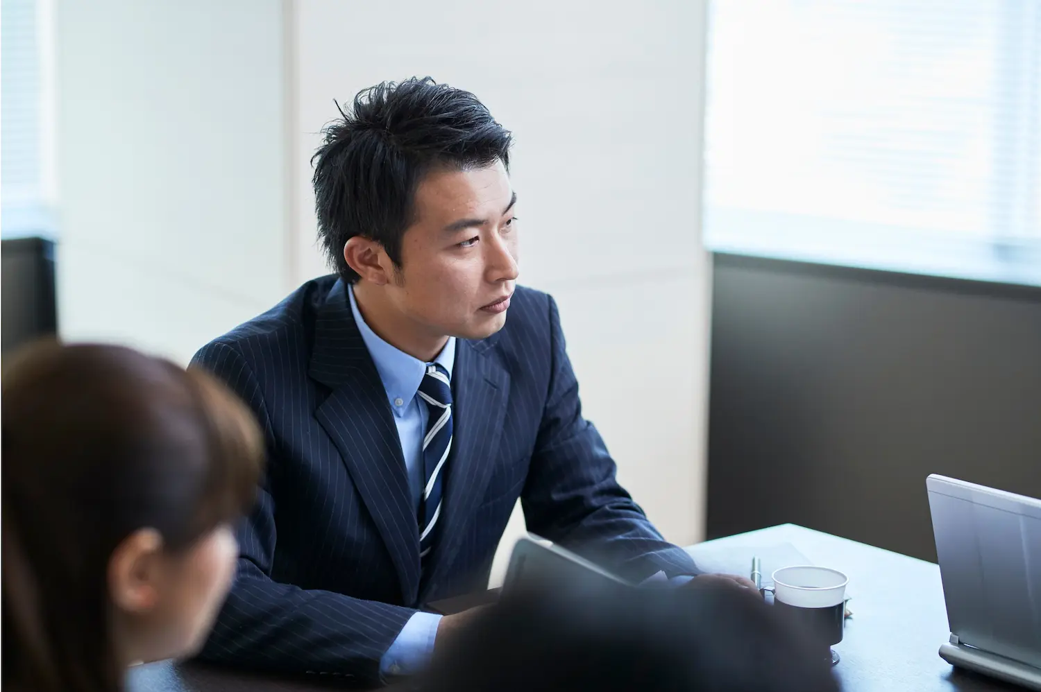 会議に参加する男性社員