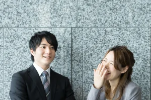 笑顔の男女の社員